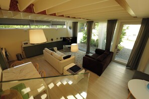 Living area - Modern Cozy guesthouse North of Montana Ave., S.Monica, CA. (Santa Monica)