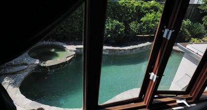 Modern Cozy guesthouse North of Montana Ave., S.Monica, CA.