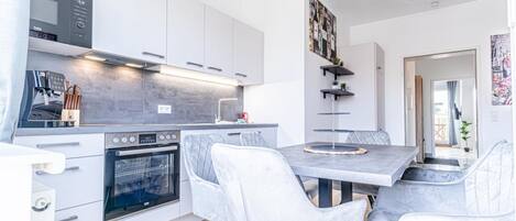 Een koelkast, een magnetron, een oven, een kookplaat