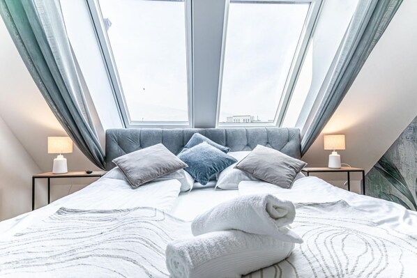 2 bedrooms, WiFi, bed sheets - 9 min to Center - Luxury Airconditioned w/ Balcony (Vienna)