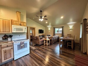 Interior - Cozy Cabin, close to the west entrance of Glacier National Park (Coram)