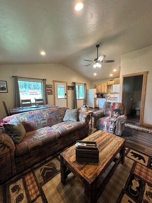 Smart TV, books - Cozy Cabin, close to the west entrance of Glacier National Park (Coram)