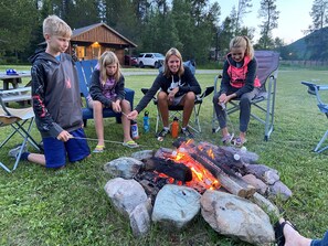 Property grounds - Cozy Cabin, close to the west entrance of Glacier National Park (Coram)