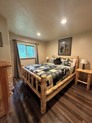 2 bedrooms, iron/ironing board, travel crib, free WiFi - Cozy Cabin, close to the west entrance of Glacier National Park (Coram)