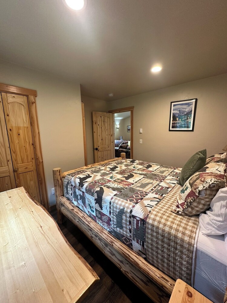 Cozy Cabin, close to the west entrance of Glacier National Park Coram