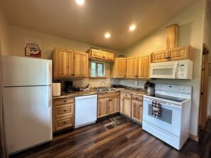 Fridge, microwave, oven, stovetop - Cozy Cabin, close to the west entrance of Glacier National Park (Coram)