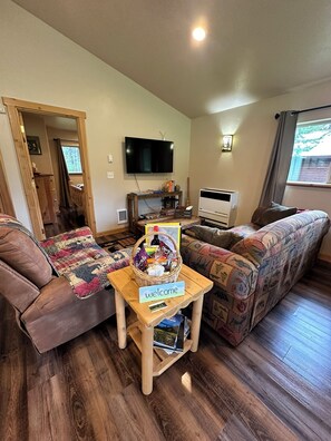 Smart TV, books - Cozy Cabin, close to the west entrance of Glacier National Park (Coram)