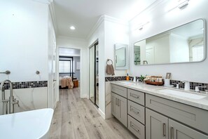 Dusche, Haartrockner, Bidet, Handtücher