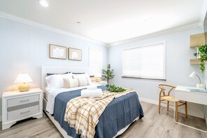 4 chambres, bureau, fer et planche à repasser, lit de bébé portatif