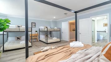 4 makuuhuonetta, työpöytä, silitysrauta/-lauta, vauvan matkasänky