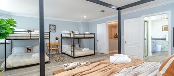 New Designer Home Retreat 16 ppl near Disney Universal DTLA and Beaches.