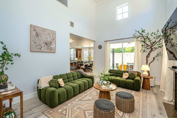 Téléviseur connecté, table de baby-foot, livres