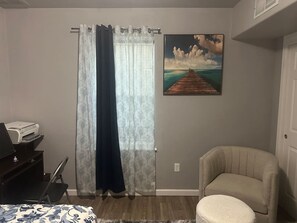 Escrivaninha, ferros/tábuas de passar roupa, Wi-Fi, roupa de cama
