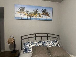 Desk, iron/ironing board, WiFi, bed sheets