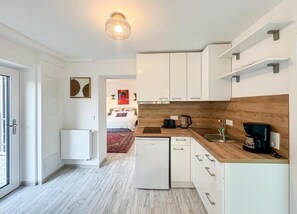 Kühlschrank, Mikrowelle, Herdplatte, Wasserkocher mit Kaffee-/Teezubehör