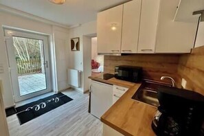 Køleskab, mikrobølgeovn, kogeplade, kaffe-/temaskine