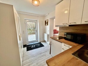 Jääkaappi, mikroaaltouuni, liesi, kahvin-/teenkeitin