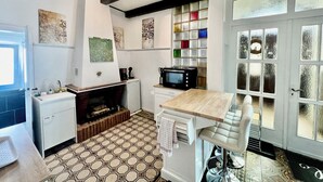 Coffee/tea maker, fridge, oven, stovetop - Villa Sartorius - Where, Nostalgia Blooms a Timeless Retreat (Bovenden)