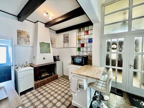 Kühlschrank, Ofen, Herdplatte, Wasserkocher mit Kaffee-/Teezubehör