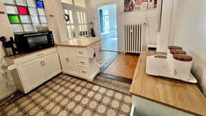 Coffee/tea maker, fridge, oven, stovetop - Villa Sartorius - Where, Nostalgia Blooms a Timeless Retreat (Bovenden)