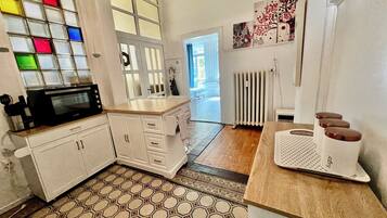 Kühlschrank, Ofen, Herdplatte, Wasserkocher mit Kaffee-/Teezubehör