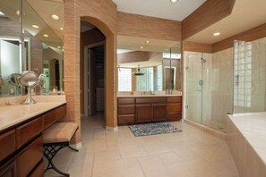 تجهيزات دش، حوض استحمام بنظام ضخ المياه، مجففات شعر، مناشف