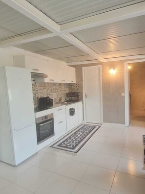 Private kitchen - 8 Bedroom Private vacation home in Pierrefitte-sur-Seine (Pierrefitte-sur-Seine)