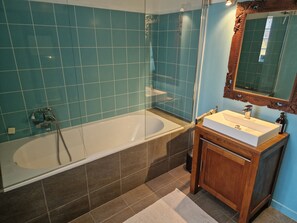 Haartrockner, Handtücher, Seife, Toilettenpapier