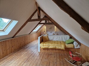 6 bedrooms, iron/ironing board, travel cot, free WiFi