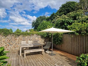 Outdoor dining - Sisters House (Trégomeur)