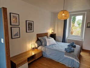 6 habitaciones, tabla de planchar con plancha y cuna de viaje
