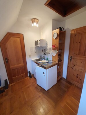 Refrigerador, parrilla de estufa, cafetera y tetera y tetera eléctrica 