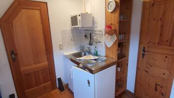 Kühlschrank, Herdplatte, Wasserkocher mit Kaffee-/Teezubehör