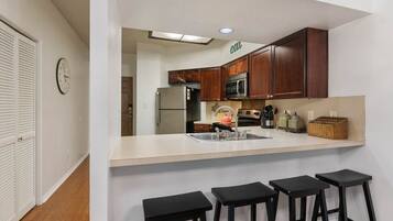 雪櫃、微波爐、焗爐、爐具