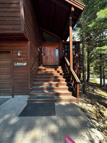 Gorgeous, Spacious & Cozy Cabin in Kings Beach
