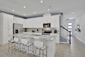 Fridge, microwave, oven, stovetop - 2382ZBP: Elegant 5-Bedroom Townhouse in Solara Resort with Private Pool (Kissimmee)