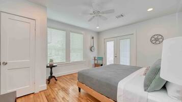 1 habitación, tabla de planchar con plancha, cuna de viaje y wifi