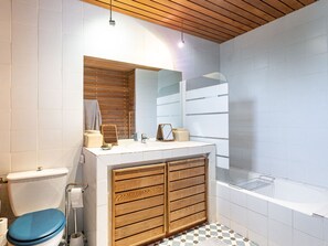 Bathroom - Stunning private villa for 8 people with WIFI, private pool, TV, terrace and pets allowed (Jonquières-saint-vincent)