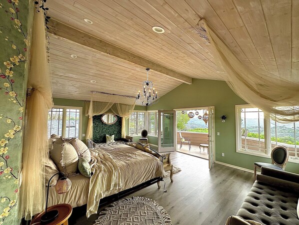 5 bedrooms, iron/ironing board, WiFi, bed sheets