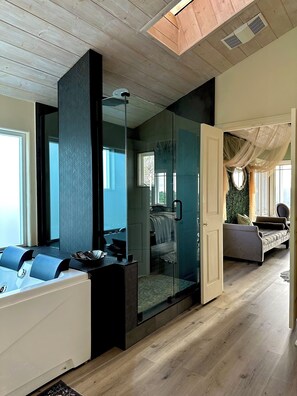 5 bedrooms, iron/ironing board, WiFi, bed sheets