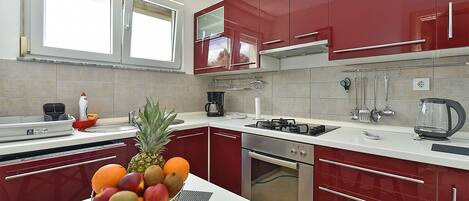 Een koelkast, een oven, een kookplaat, een vaatwasser