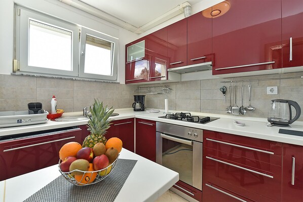 Réfrigérateur, four, plaque de cuisson, lave-vaisselle