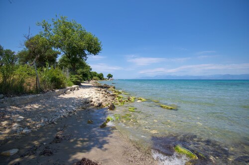 Jokos in Roda: Cozy 2-Storey Home Near Agnos Beach