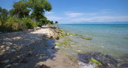 Jokos in Roda: Cozy 2-Storey Home Near Agnos Beach