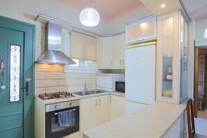 Frigorífico, microondas, horno y lavavajillas