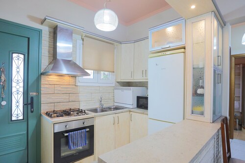 Jokos in Roda: Cozy 2-Storey Home Near Agnos Beach