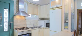 Jokos in Roda: Cozy 2-Storey Home Near Agnos Beach