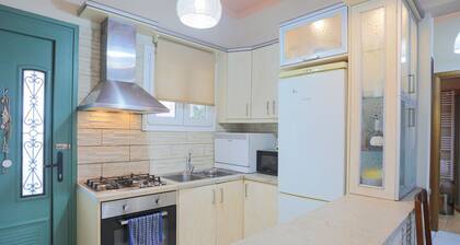 Jokos in Roda: Cozy 2-Storey Home Near Agnos Beach