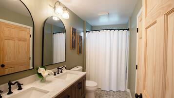 SĂšche-cheveux, serviettes fournies, savon, shampoing