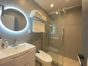Een douche, een haardroger, een bidet, handdoeken